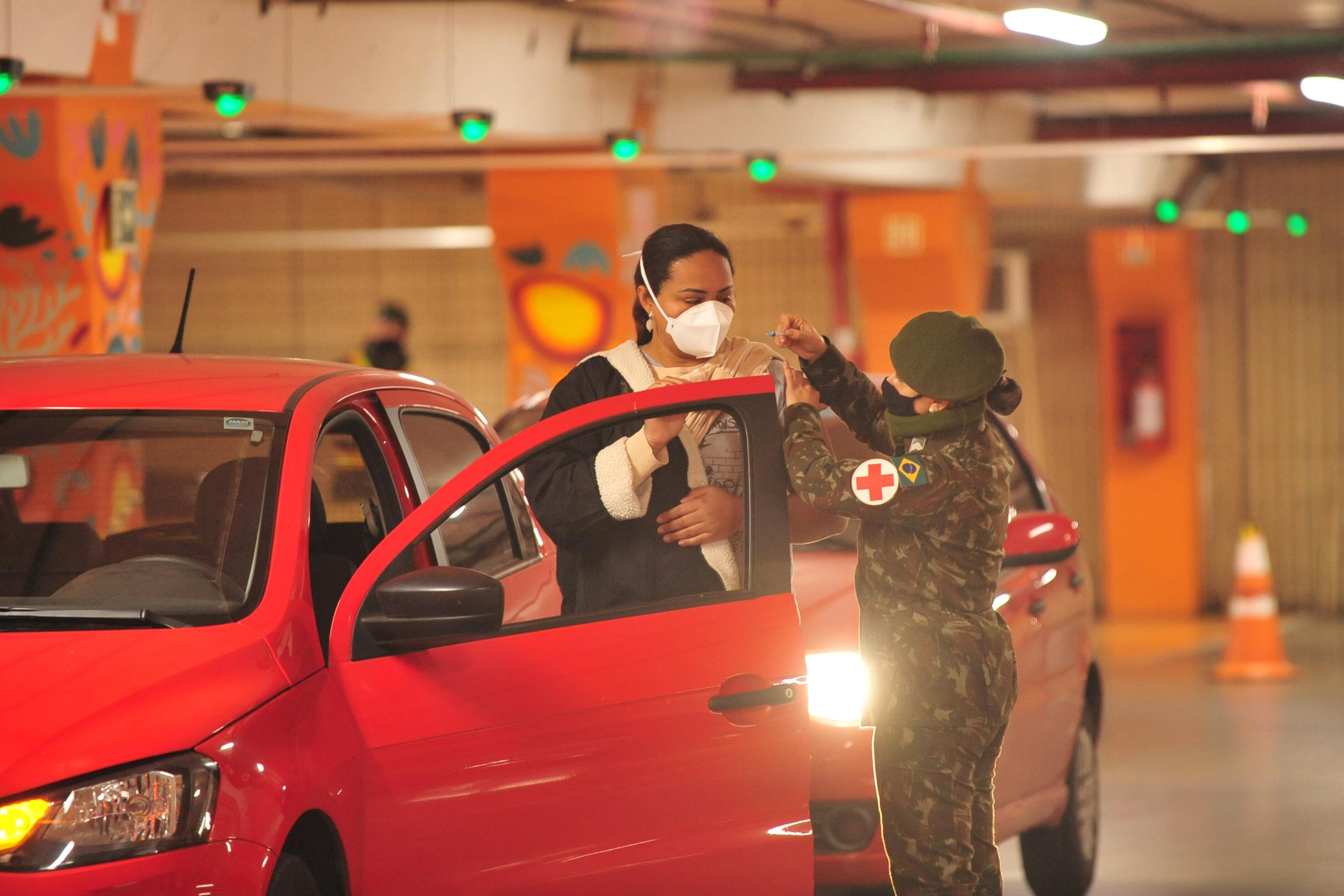 Neste s&aacute;bado, aplica&ccedil;&atilde;o de doses para faixa et&aacute;ria de 30 anos ou mais teve movimento tranquilo