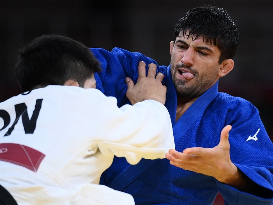 Os judocas Lasha Shavdatuashvili (Azul) e Vazha Margvelashvili, que conquistaram medalhas de prata nas categorias de até 73kg e 66kg, respectivamente, foram expulsos Os judocas Lasha Shavdatuashvili (Azul) e Vazha Margvelashvili, que conquistaram medalhas de prata nas categorias de até 73kg e 66kg, respectivamente, foram expulsos
