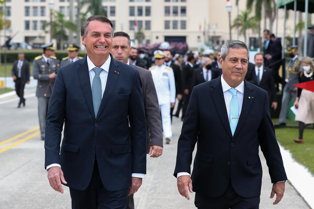 O ministro da Defesa, Walter Braga Netto, afirmou que o presidente Jair Bolsonaro cumprir&aacute; a Constitui&ccedil;&atilde;o