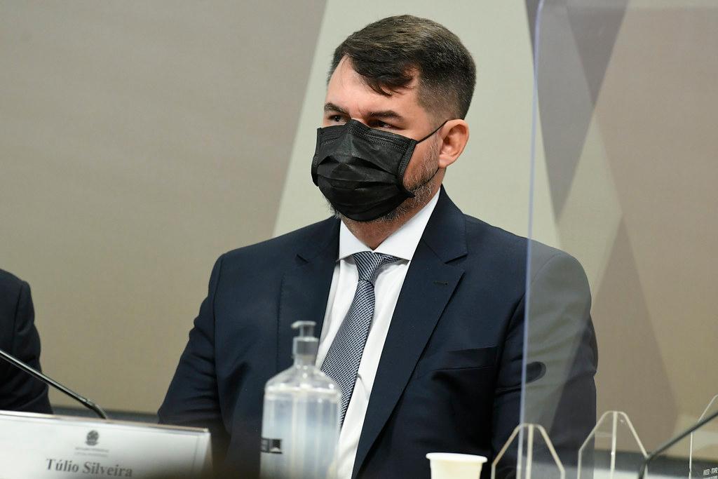 O advogado da Precisa Medicamentos, T&uacute;lio Silveira, afirmou em sua primeira fala na CPI da Covid que utilizaria seu "direito inalien&aacute;vel ao sil&ecirc;ncio"
