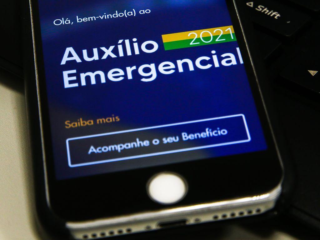 Aux&iacute;lio emergencial &eacute; pago para mais de 2 milh&otilde;es nesta quarta