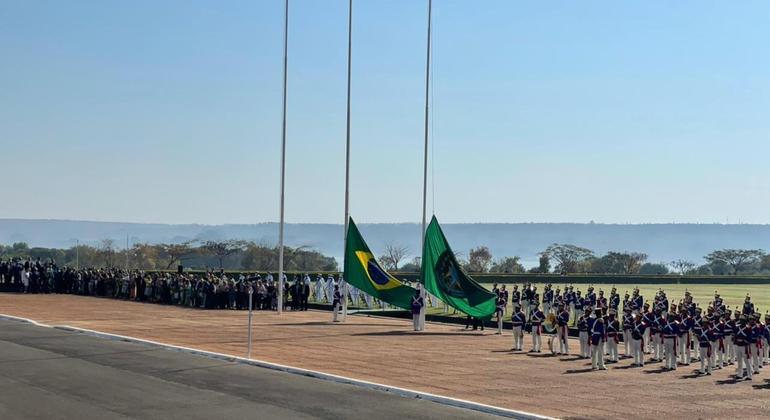 Ve&iacute;culos militares que participaram do 7 de Setembro deixam Alvorada