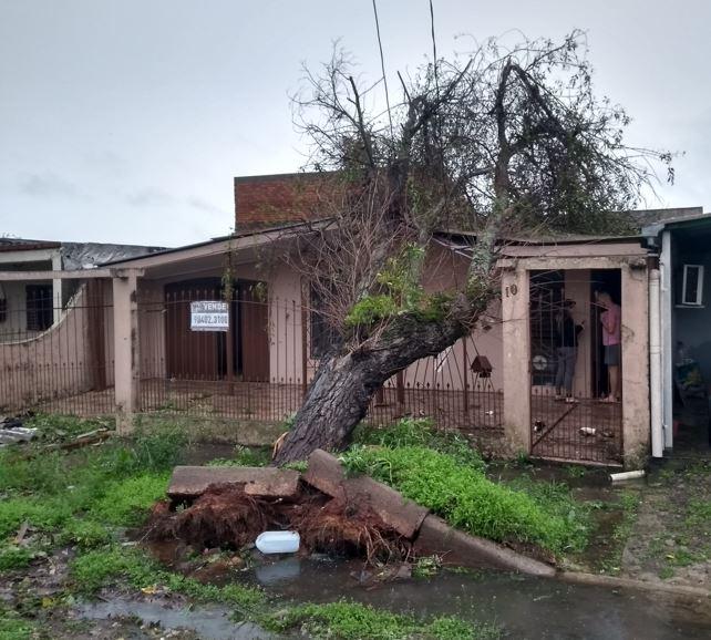 Na Cohab Tancredo Neves, as rajadas de vento destelharam casas nas quadras 56, 57 e 58