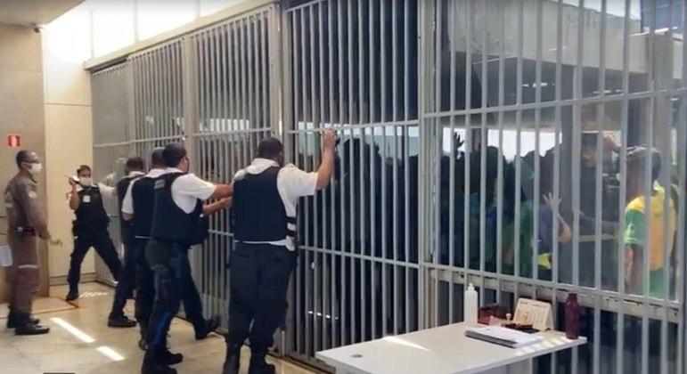 Manifestantes tentam invadir Minist&eacute;rio da Sa&uacute;de em Bras&iacute;lia