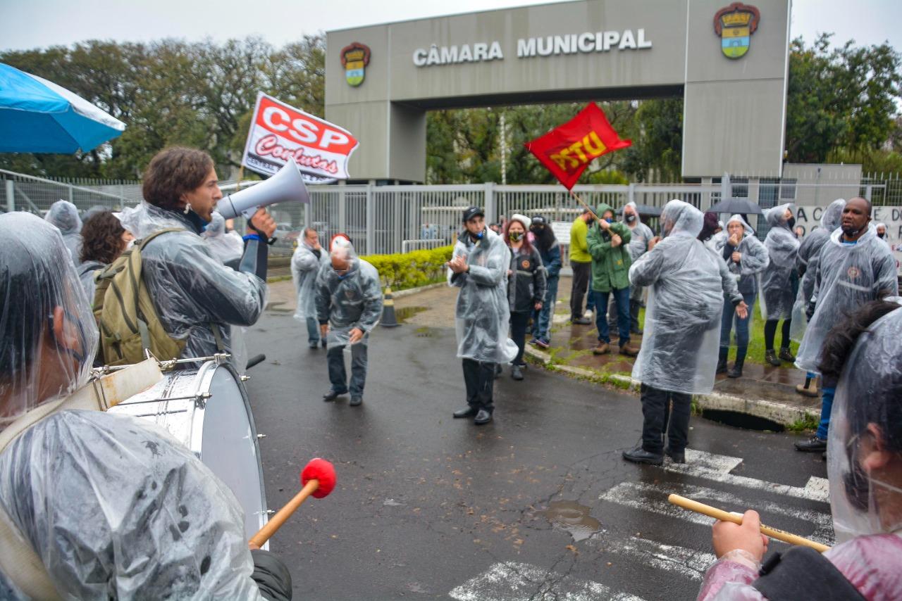 Cerca de 50 funcion&aacute;rios tentaram ingressar no pr&eacute;dio, mas foram impedidos por seguran&ccedil;as
