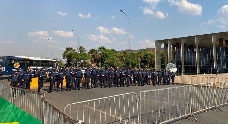 Mais de 50 homens est&atilde;o posicionados em frente ao Pal&aacute;cio do Itamaraty, em Bras&iacute;lia, para impedir avan&ccedil;o de manifestantes