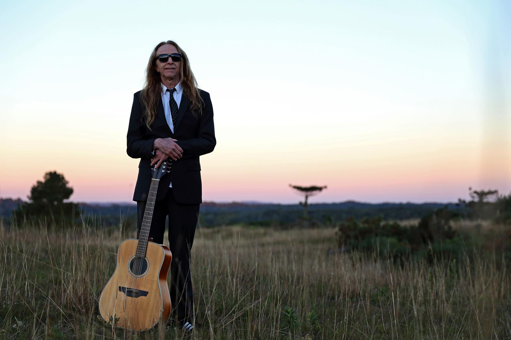 Alem&atilde;o Ronaldo apresenta m&uacute;sicas de tr&ecirc;s d&eacute;cadas e meia de carreira no Barcelos