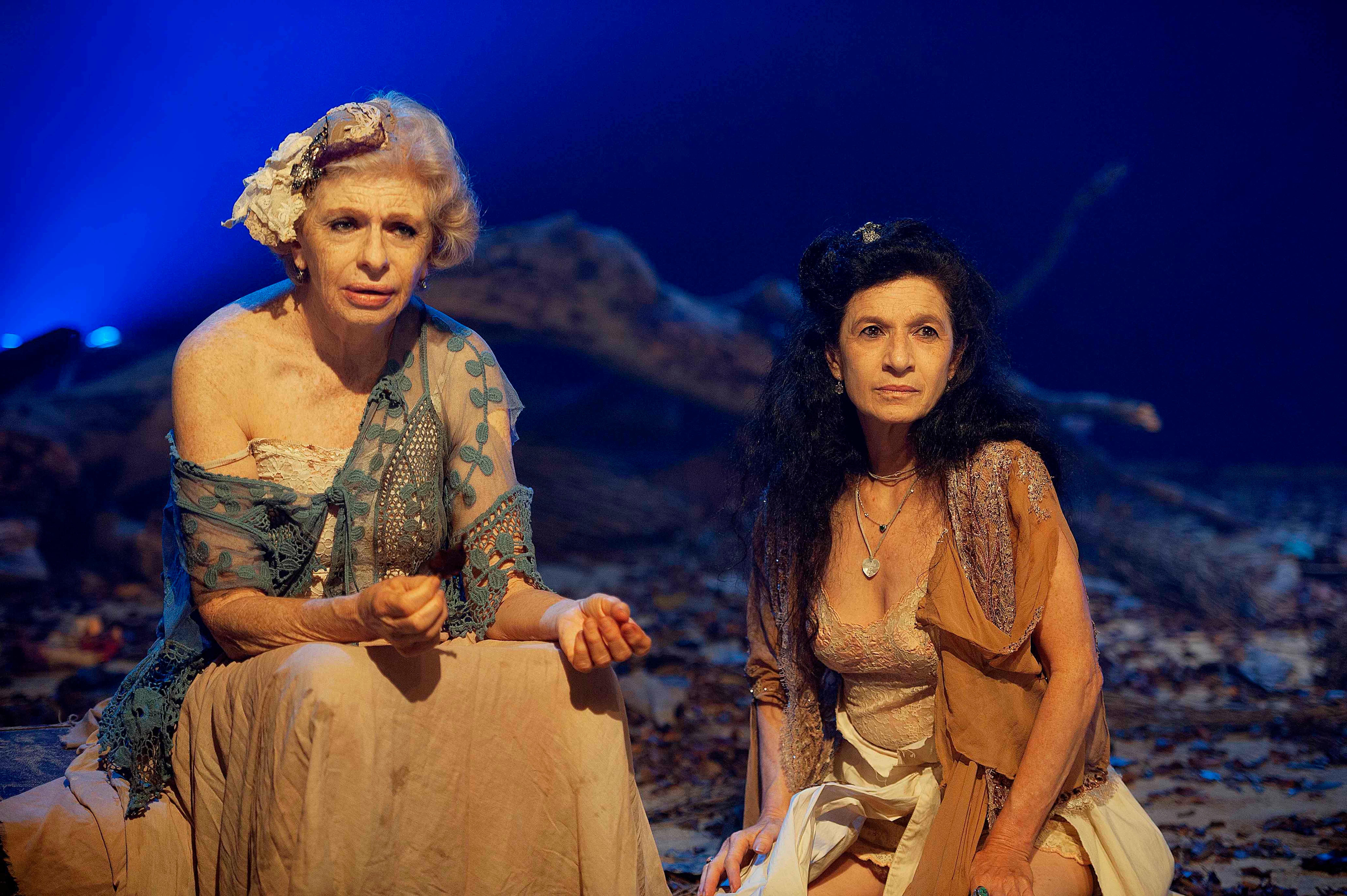 Tuna Dwek e Lilian Blanc em cena de "Amanh&atilde; Eu Vou"