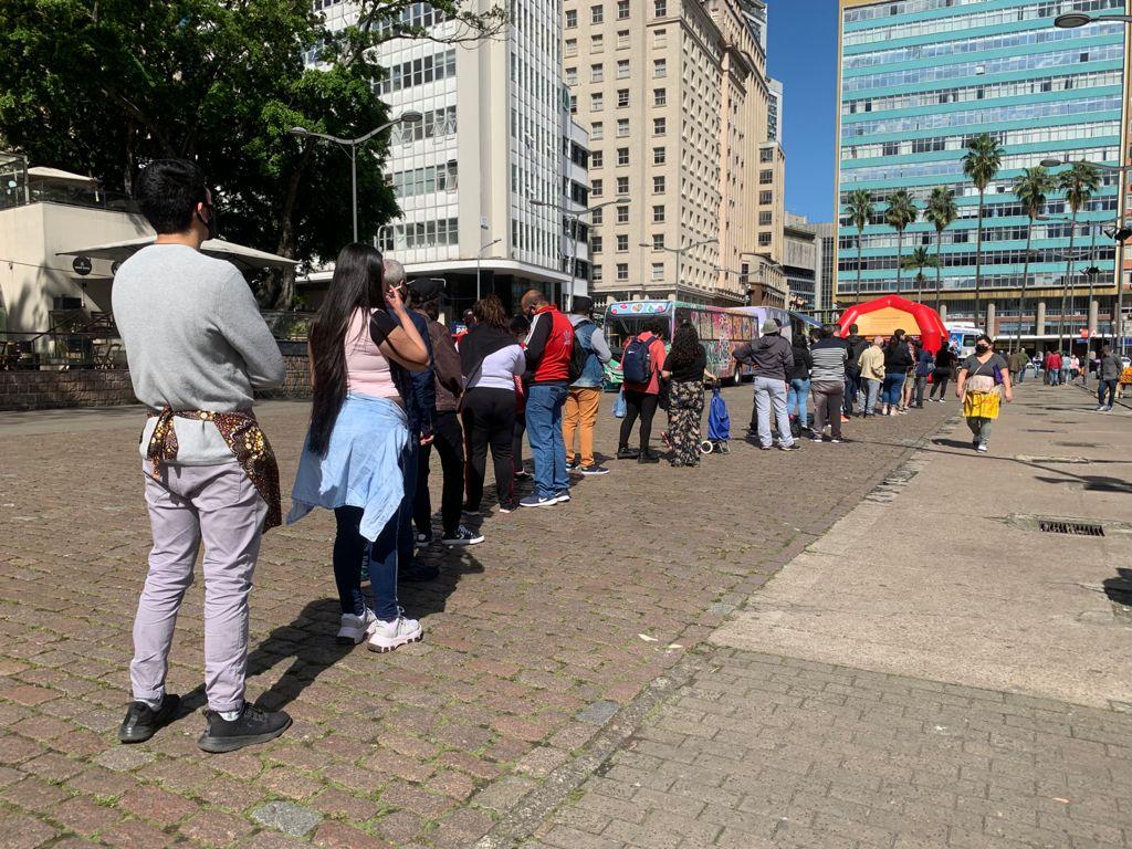 Diversas pessoas estiveram no local para realizar a imuniza&ccedil;&atilde;o 