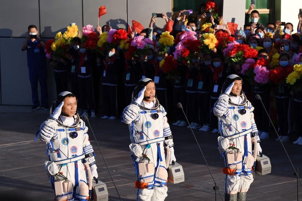 Os tr&ecirc;s homens decolaram em 17 de junho do deserto de Gobi, noroeste da China