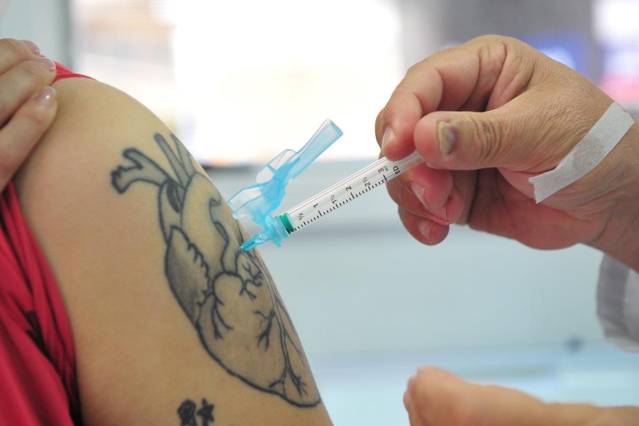 Nesta sexta-feira, munic&iacute;pio aplica primeira dose da vacina em adolescentes com 15 anos ou mais, sem comorbidades