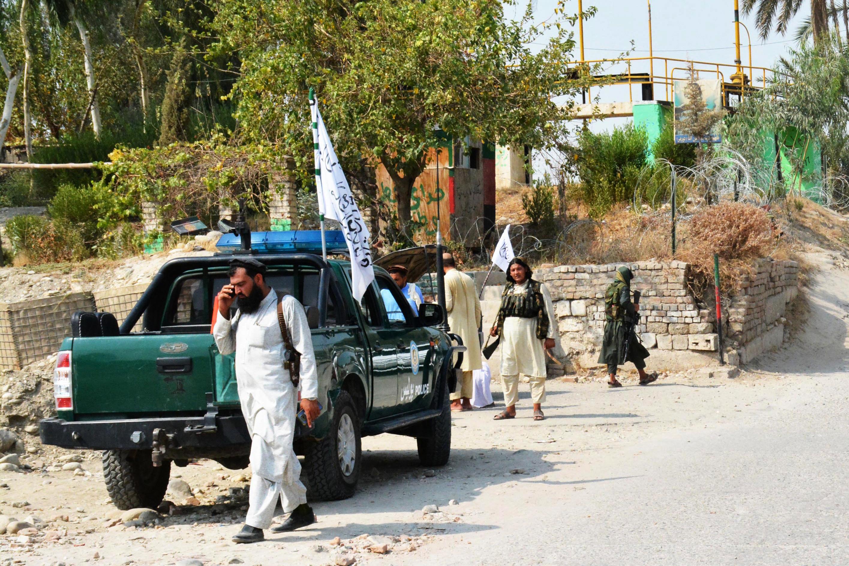 Soldados do Talib&atilde; inspecionam local de explos&atilde;o em Jalalabad