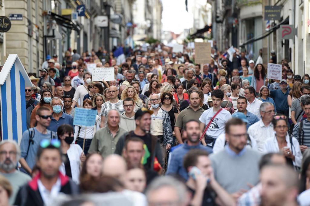 Protestos iniciam ap&oacute;s funcion&aacute;rios serem obrigados a se vacinar para poderem trabalhar