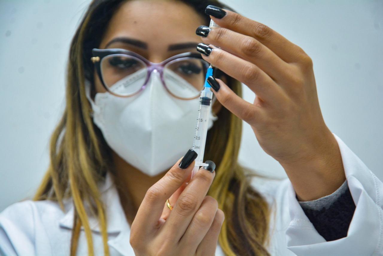 Mais de 66% da popula&ccedil;&atilde;o tem a primeira dose da vacina