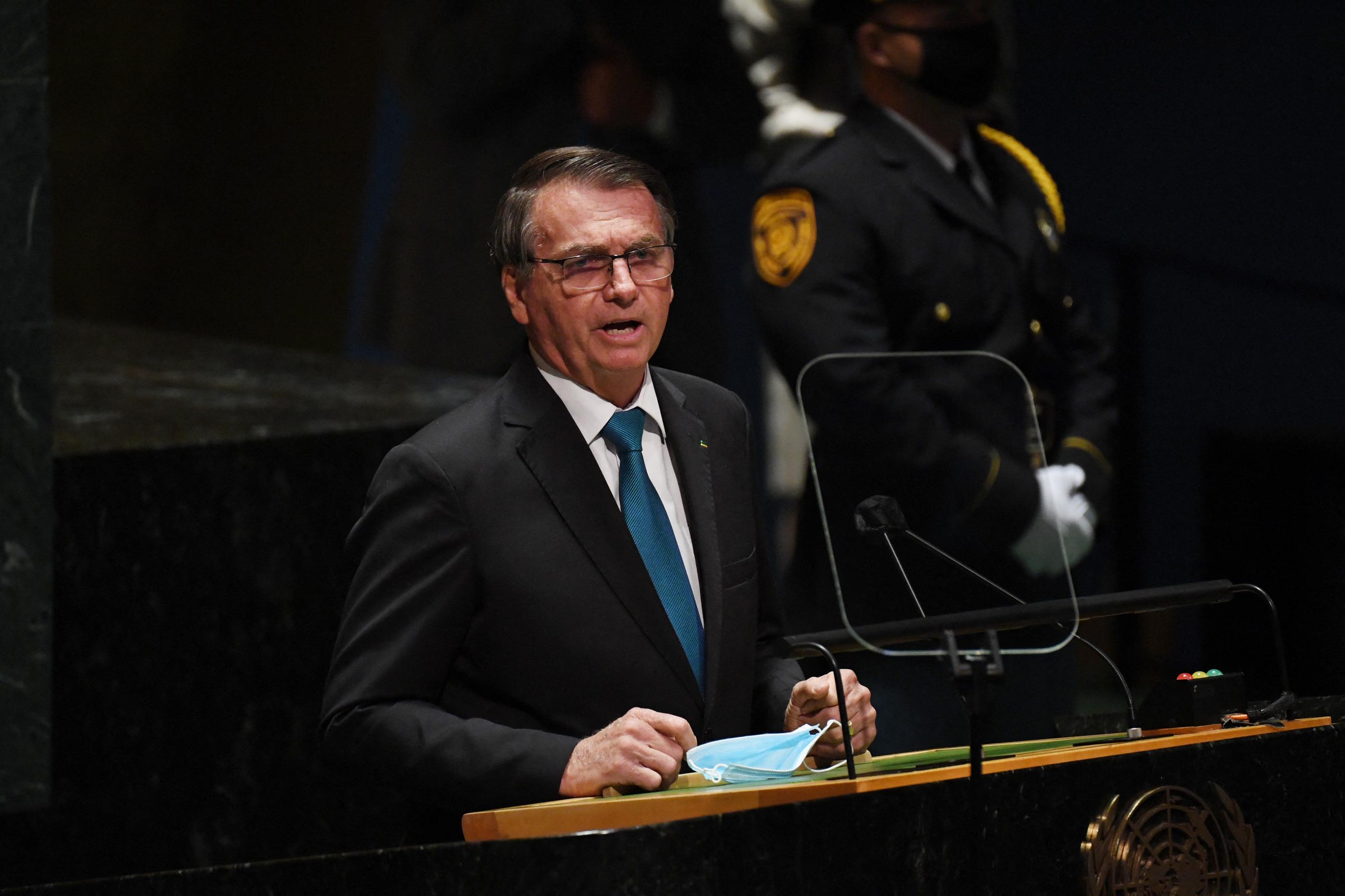 Presidente defendeu o tratamento precoce contra Covid-19 e disse que todos os brasileiros poder&atilde;o ser vacinados at&eacute; novembro