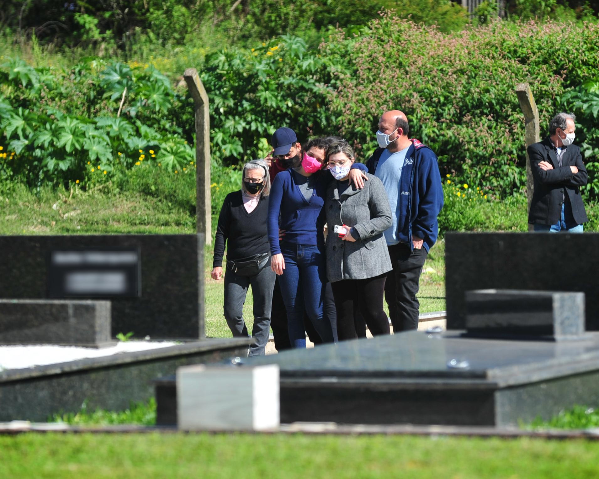 Familiares de Wagner de Oliveira Lovato, morto espancado em frente a um a&ccedil;ougue em Alvorada.