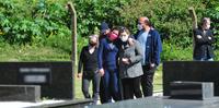 Familiares de Wagner de Oliveira Lovato, morto espancado em frente a um açougue em Alvorada.