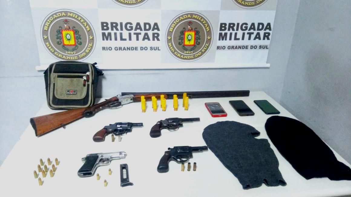 Houve apreens&atilde;o de armamento, muni&ccedil;&atilde;o, touca ninja, celular e ve&iacute;culo