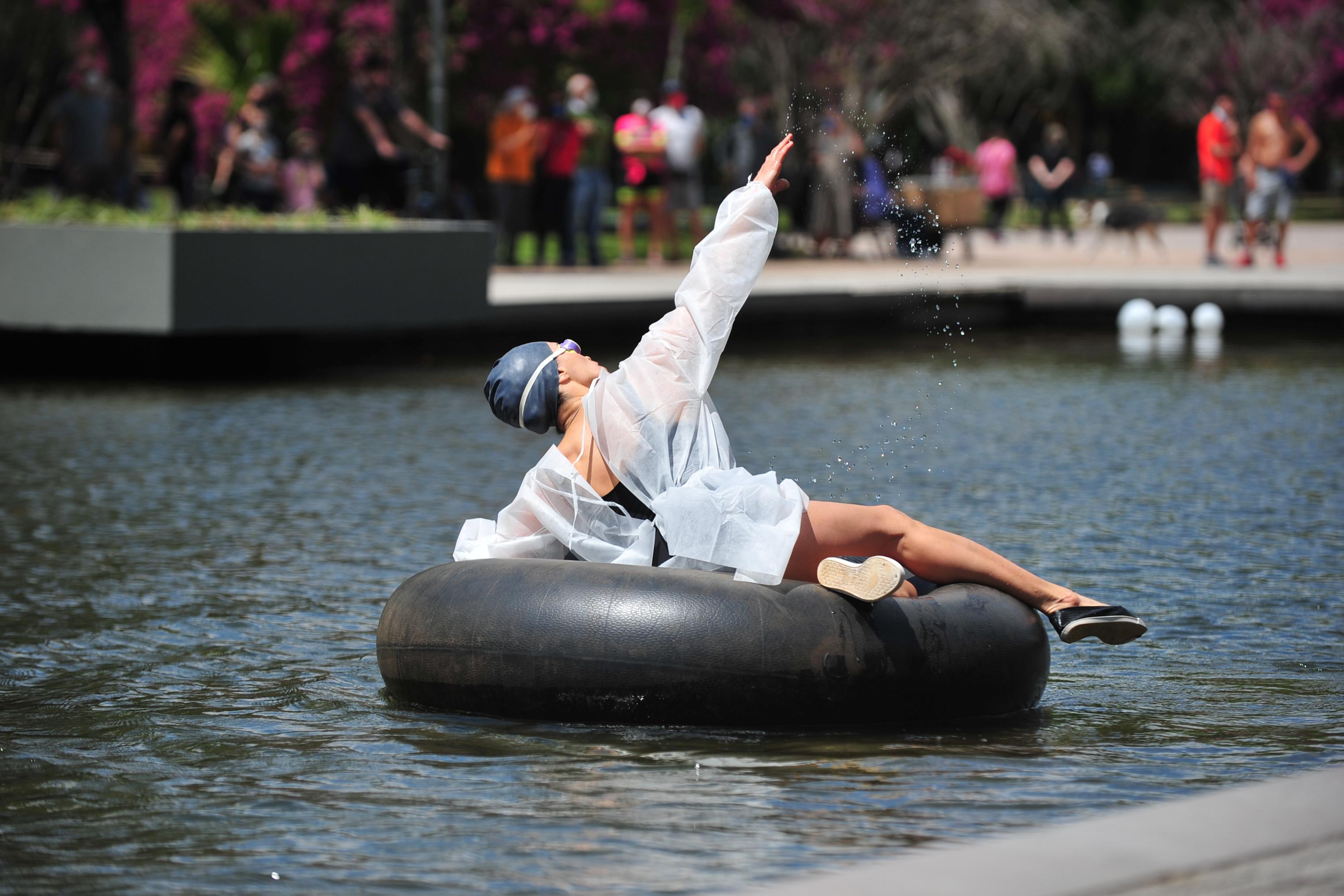 Apresenta&ccedil;&atilde;o da constru&ccedil;&atilde;o art&iacute;stica "A Piscina", no Espelho D'&Aacute;gua do Parque Farroupilha.