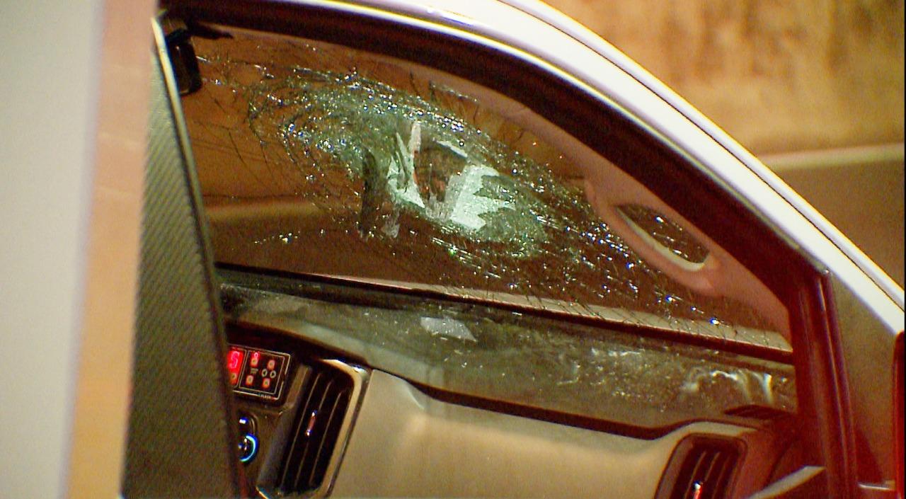 Viatura do IGP &eacute; atingida por pedra arremessada de viaduto em Porto Alegre 