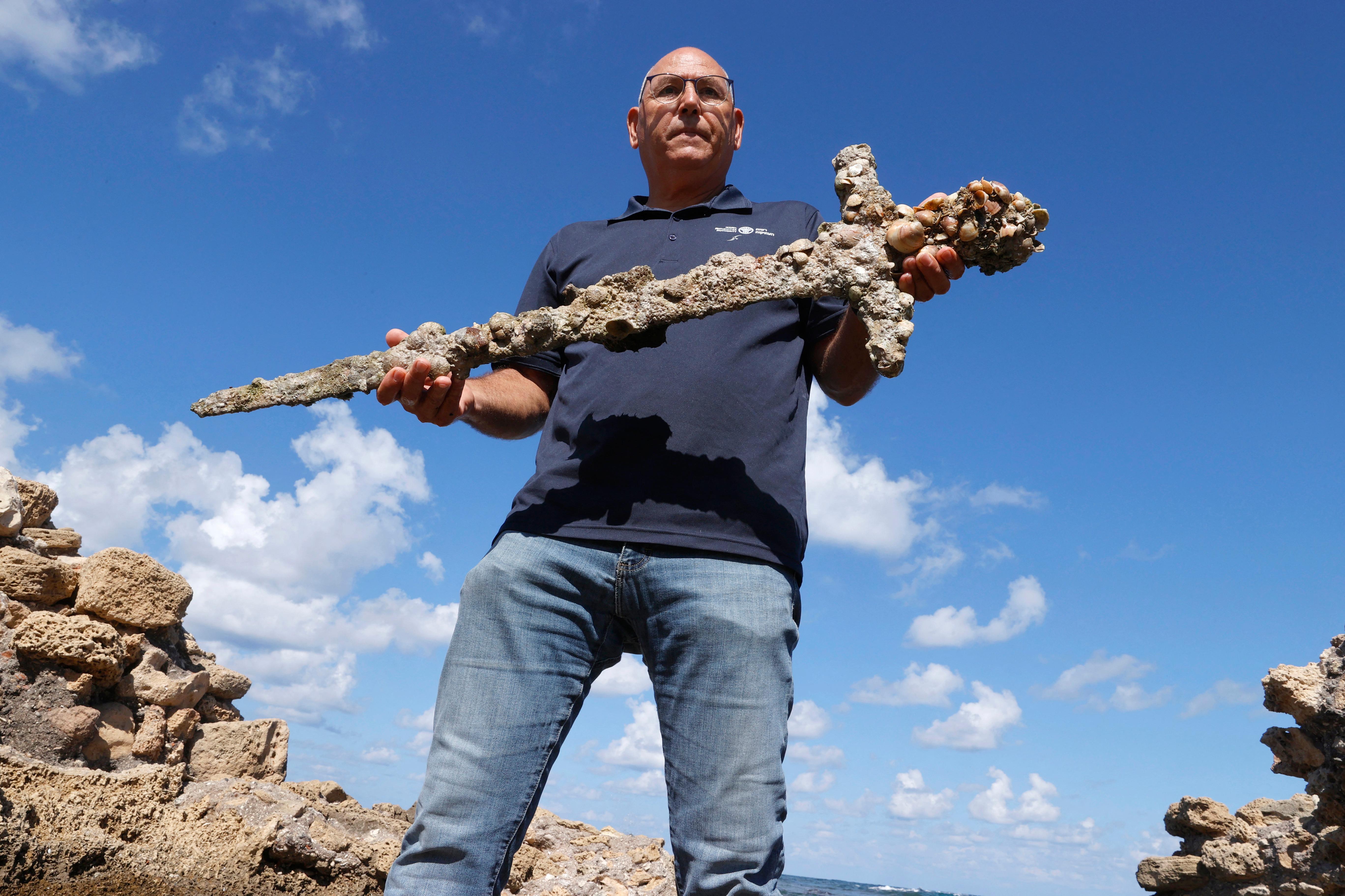 Espada foi descoberta por um mergulhador perto do litoral no noroeste de Israel