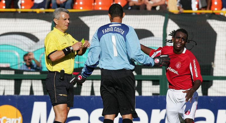 M&aacute;rcio Rezende de Freitas expulsou Tinga ap&oacute;s lance com F&aacute;bio Costa em 2005