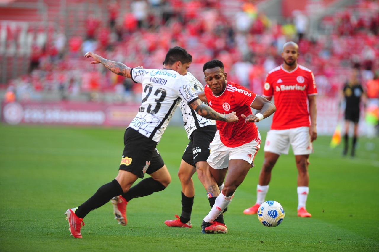 No campo, jogo ficou empatado em 2 a 2