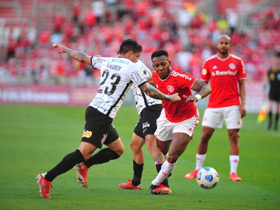 No campo, jogo ficou empatado em 2 a 2 No campo, jogo ficou empatado em 2 a 2