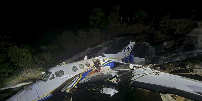 Aeronave com Marília Mendonça e mais quatro pessoas a bordo se chocou contra o solo Aeronave com Marília Mendonça e mais quatro pessoas a bordo se chocou contra o solo