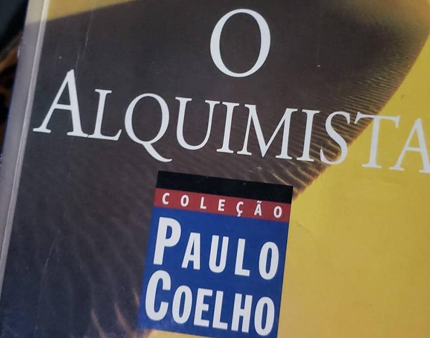 Thassia comprou um livro em um sebo, e sentia que precisava contatar a pessoa cujo nome estava escrito na contracapa