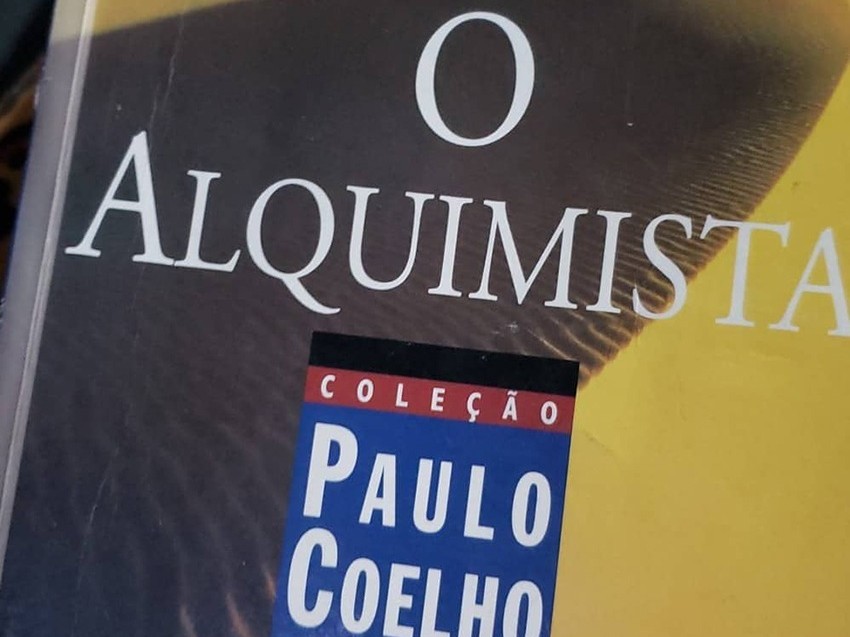 Thassia comprou um livro em um sebo, e sentia que precisava contatar a pessoa cujo nome estava escrito na contracapa Thassia comprou um livro em um sebo, e sentia que precisava contatar a pessoa cujo nome estava escrito na contracapa