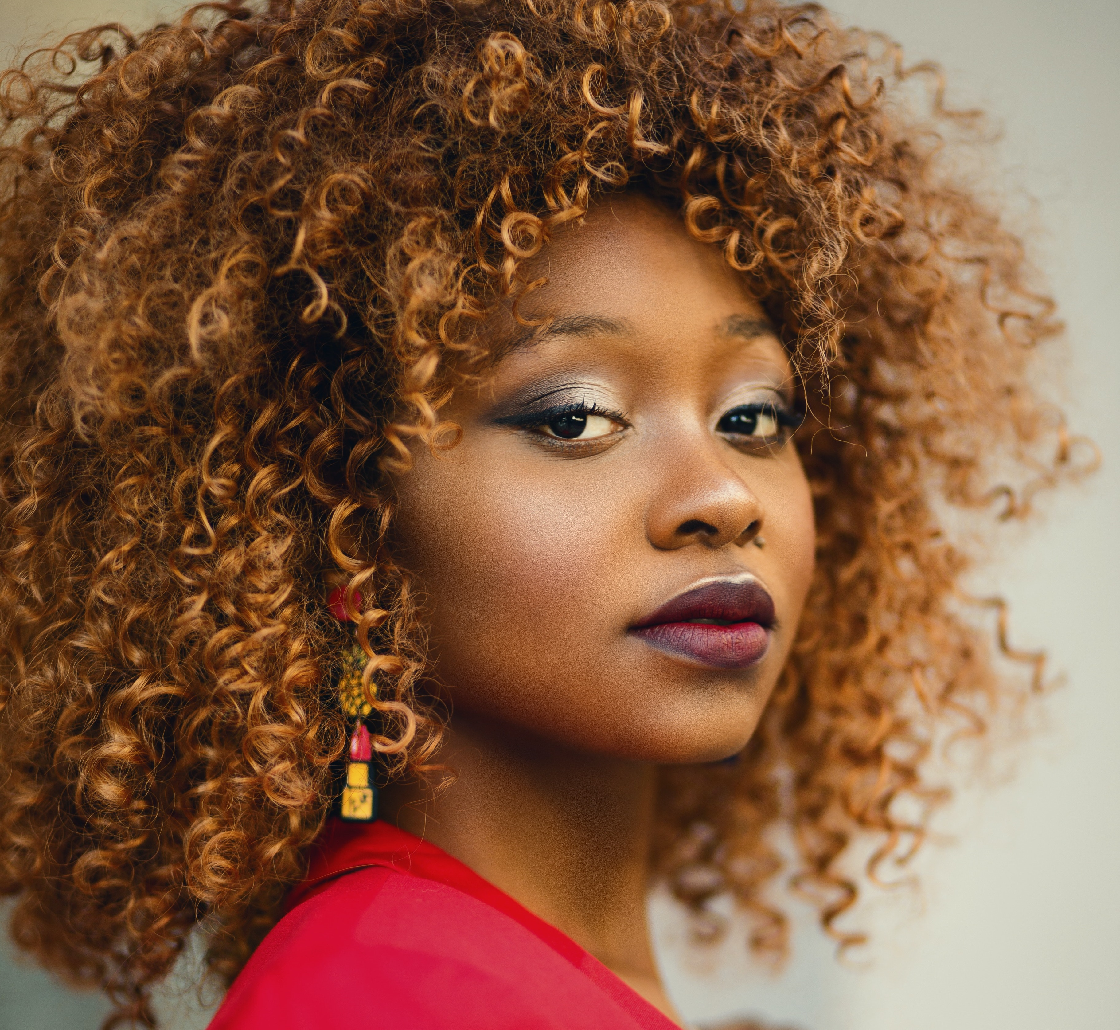 Mais da metade dos jovens negros brasileiros j&aacute; teve que mudar  o cabelo para ser mais aceito