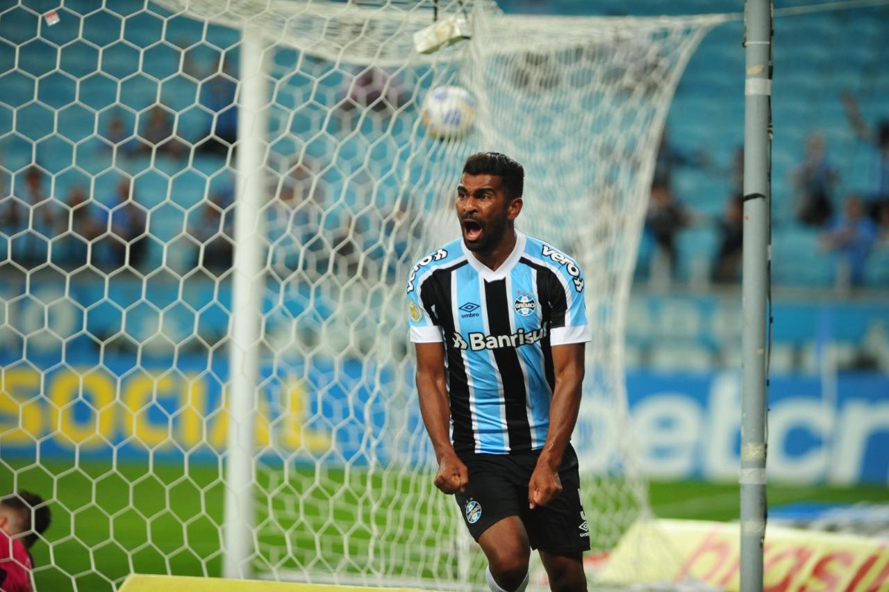 Thiago Santos marcou na vit&oacute;ria do Gr&ecirc;mio sobre o S&atilde;o Paulo na noite desta quinta-feira, na Arena