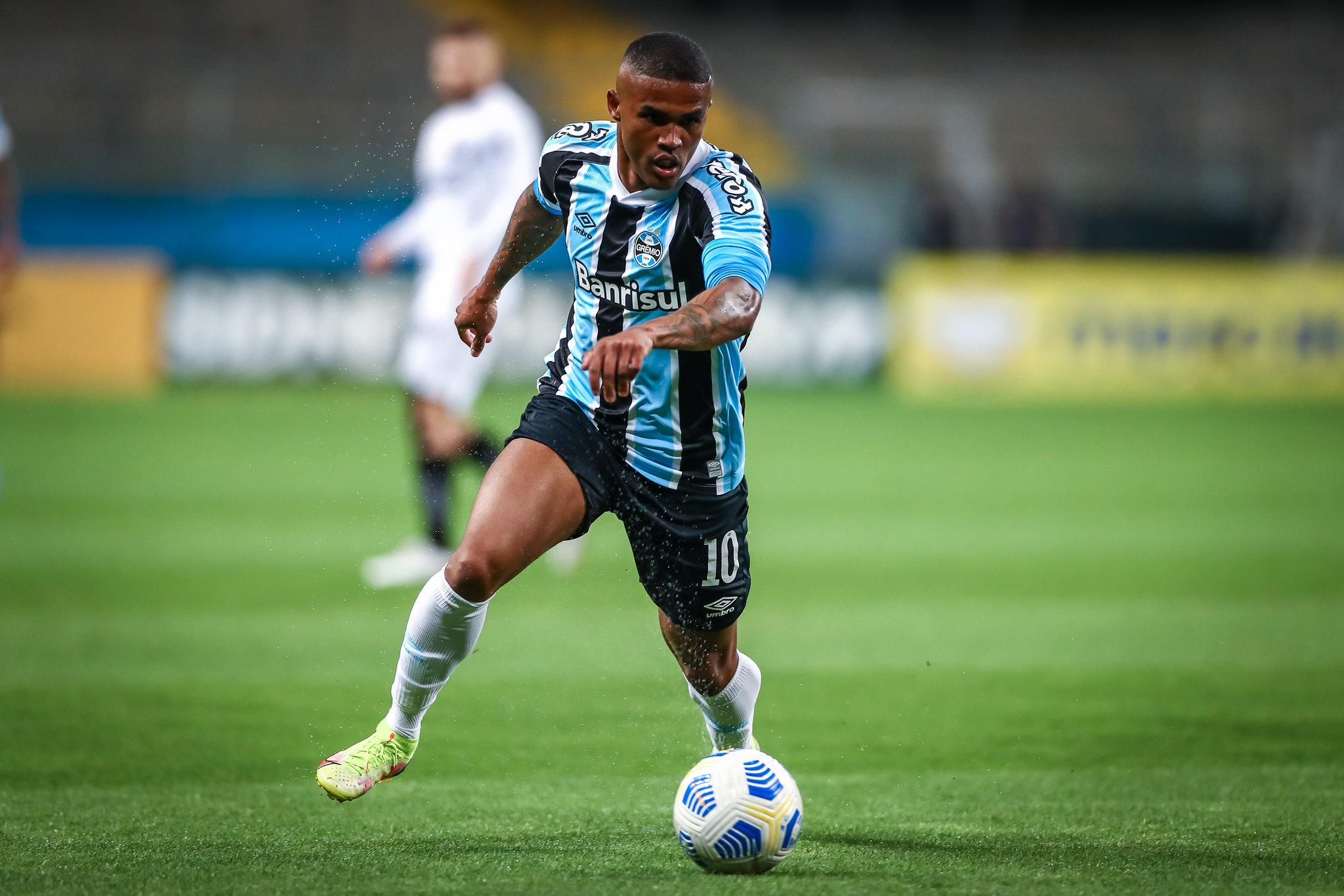 Douglas Costa teve passagem frustrante pelo Tricolor em 2021