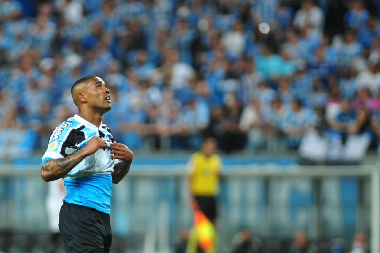 Ap&oacute;s ser especulado no Gr&ecirc;mio, Douglas anuncia perman&ecirc;ncia no Los Angeles Galaxy 