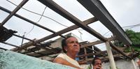 Aposentada Jandira da Conceição Dias, 79 anos, moradora do bairro Santa Tereza, teve o telhado de sua casa parcialmente destruído pelo temporal do dia 06 de março.