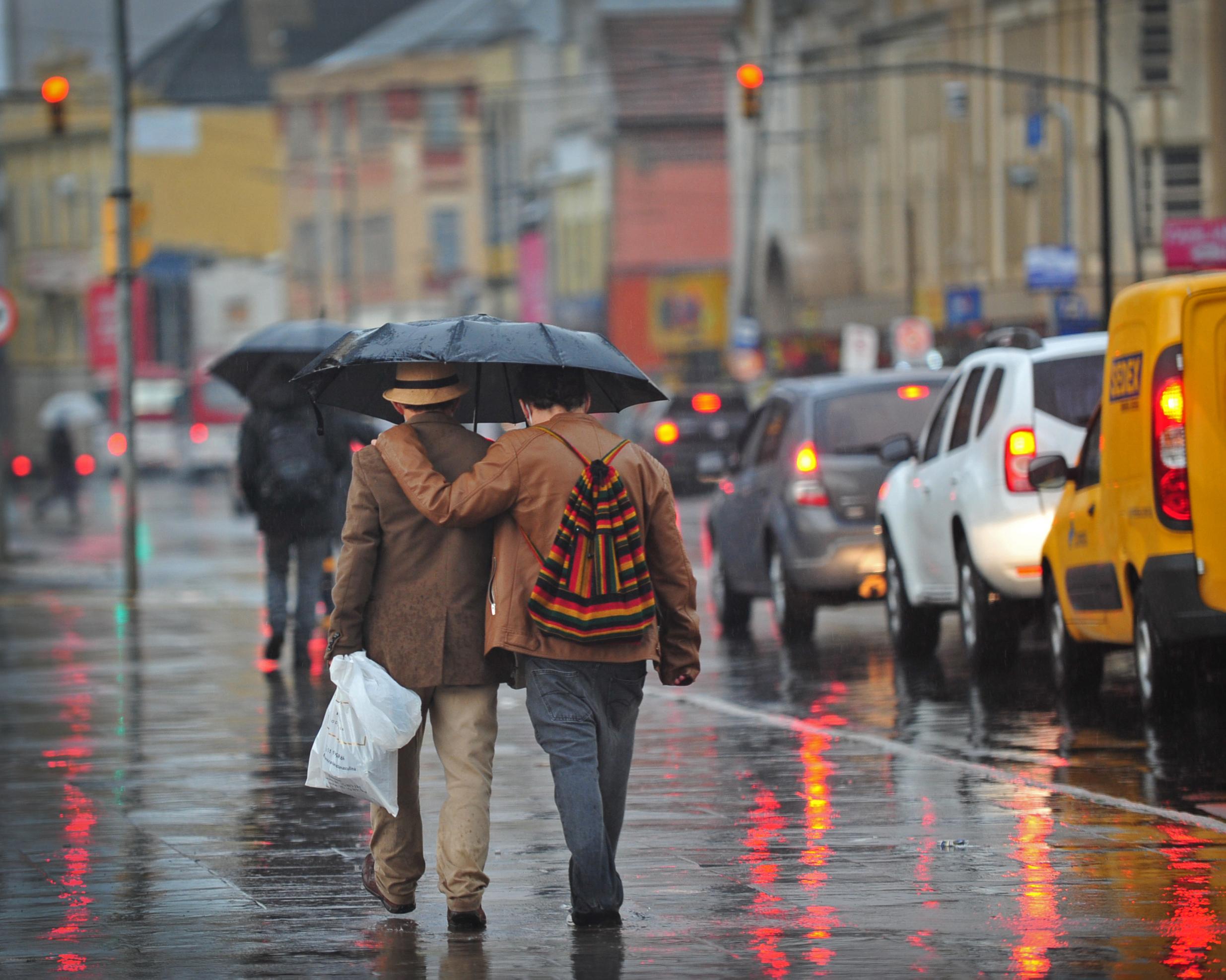 Em Porto Alegre, o dia ter&aacute; chuva