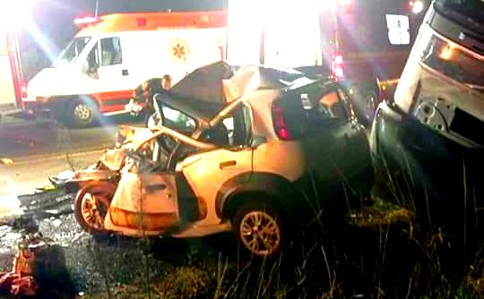 Carro ficou totalmente destru&iacute;do com o impacto