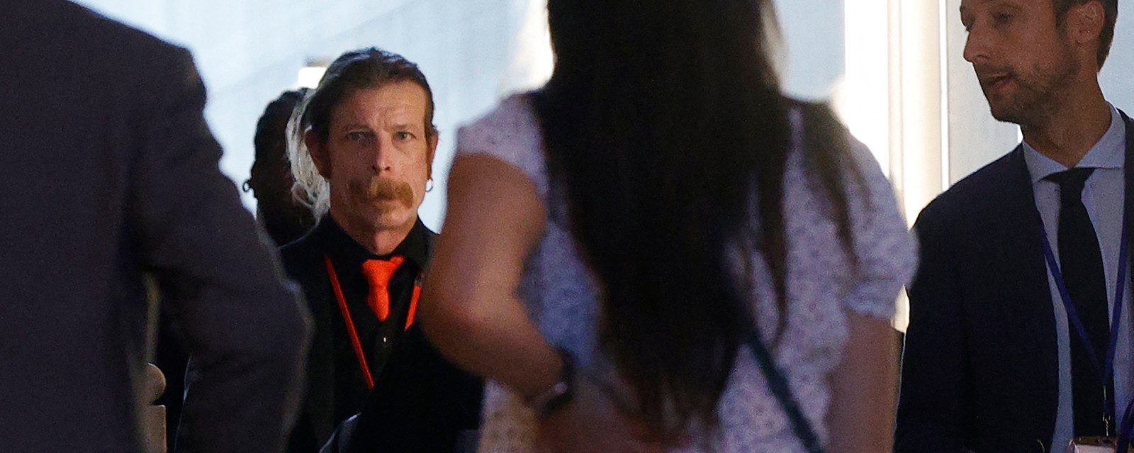 Jesse Hughes, vocalista da banda grupo Eagles of Death Metal, foi ao tribunal com roupa preta e gravata vermelha Jesse Hughes, vocalista da banda grupo Eagles of Death Metal, foi ao tribunal com roupa preta e gravata vermelha