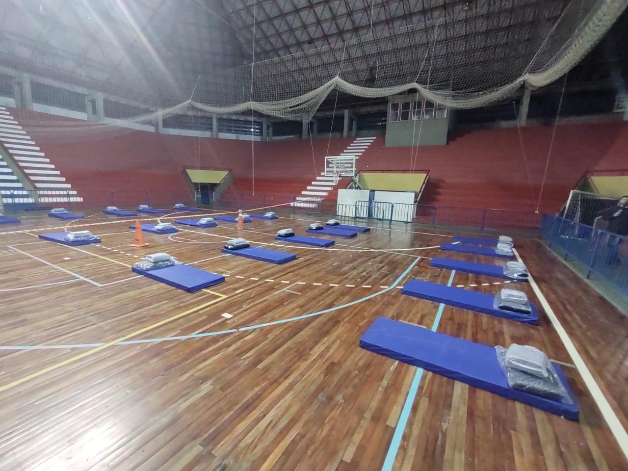 Camas foram montadas no Gin&aacute;sio Tesourinha para abrigar moradores de rua na Opera&ccedil;&atilde;o Inverno