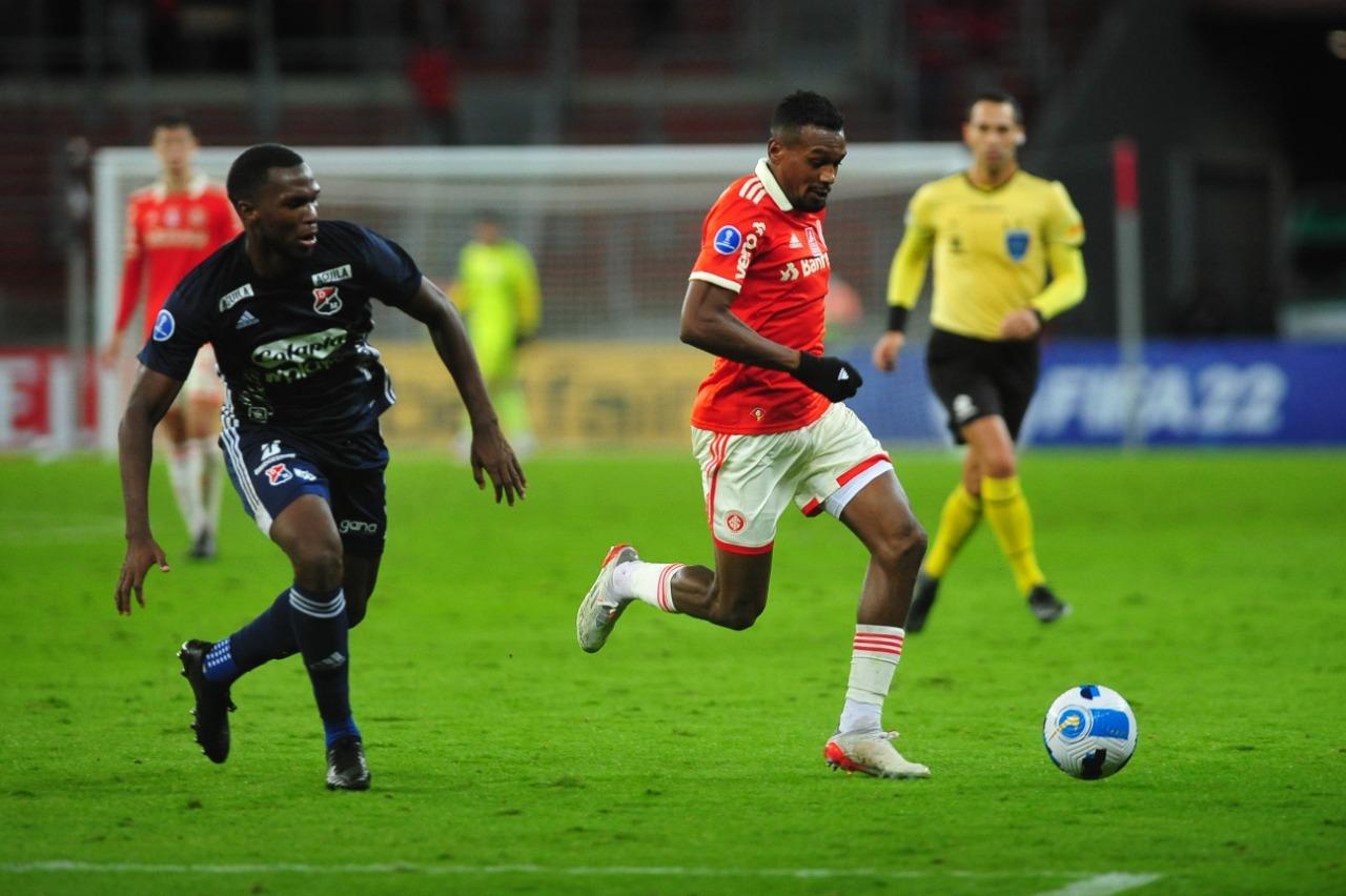 Edenilson marcou dois gols na vit&oacute;ria desta ter&ccedil;a-feira