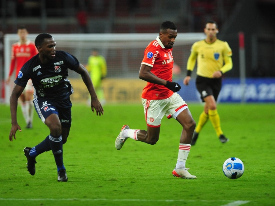 Edenilson marcou dois gols na vitória desta terça-feira Edenilson marcou dois gols na vitória desta terça-feira