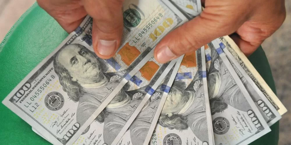 Moeda norte-americana encerrou cotado a R$ 4,93