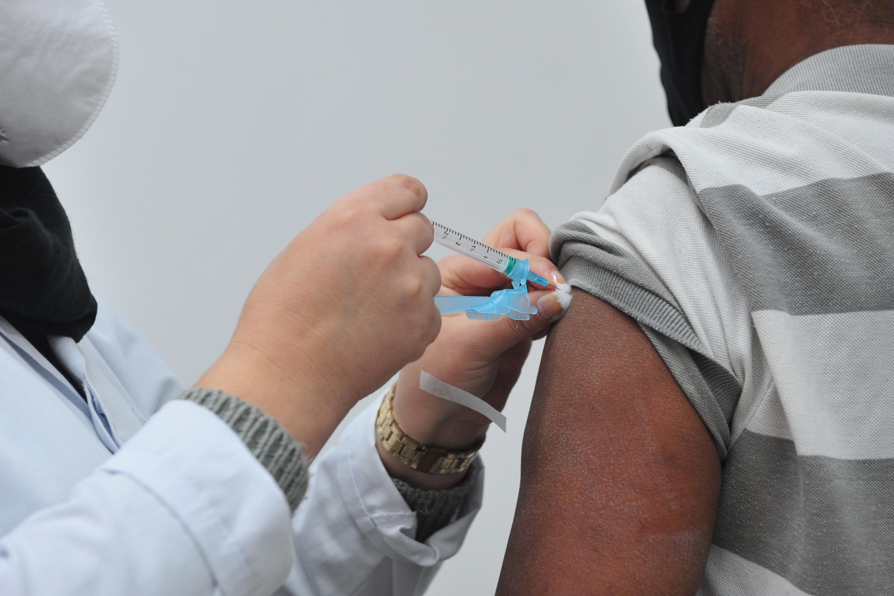 Vacina&ccedil;&atilde;o segue para pessoas com 60 anos ou mais, gestantes, pu&eacute;rperas e imunocomprometidos com 12 anos ou mais