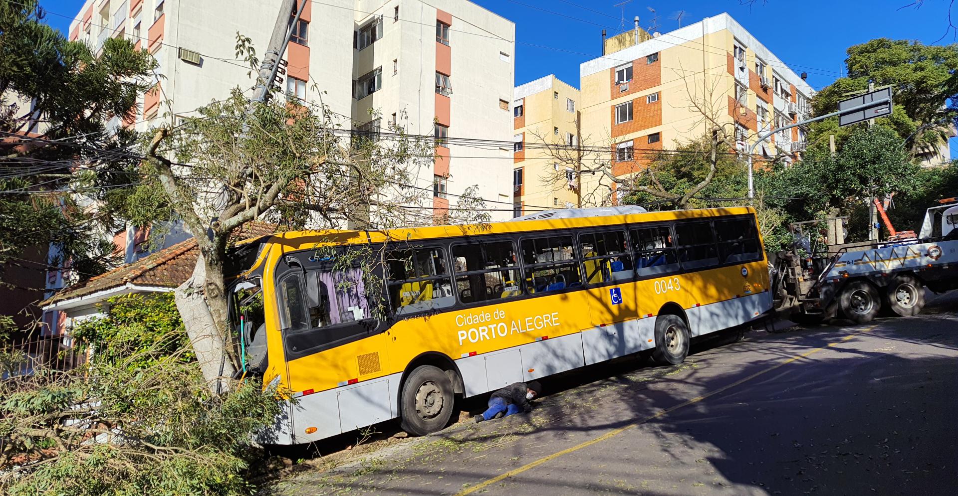 Coletivo estava sem passageiros e retornava para garagem ap&oacute;s problema mec&acirc;nico