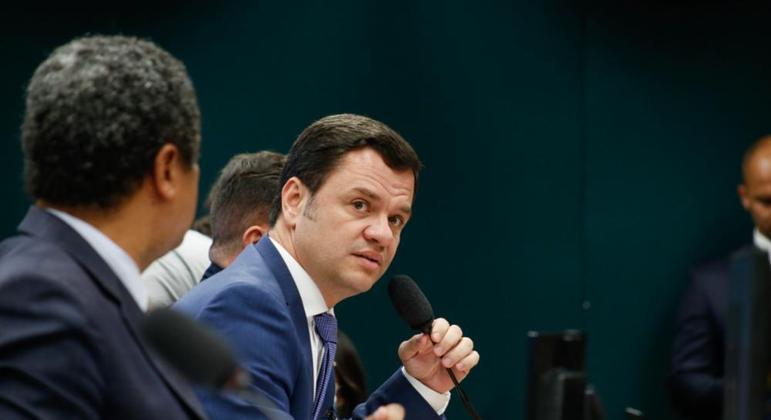 Os senadores que poder&atilde;o visitar Torres estar&atilde;o vedados de levar celular e outros eletr&ocirc;nicos