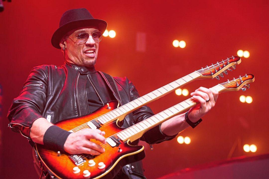 Kiko Scornavacca, da banda KLB, em apresenta&ccedil;&atilde;o