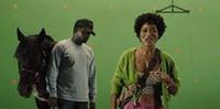 Os irmãos OJ (Daniel Kaluuya) e Emerald Haywood (Keke Palmer), administram um rancho especializado em treinar cavalos para participações em filmes