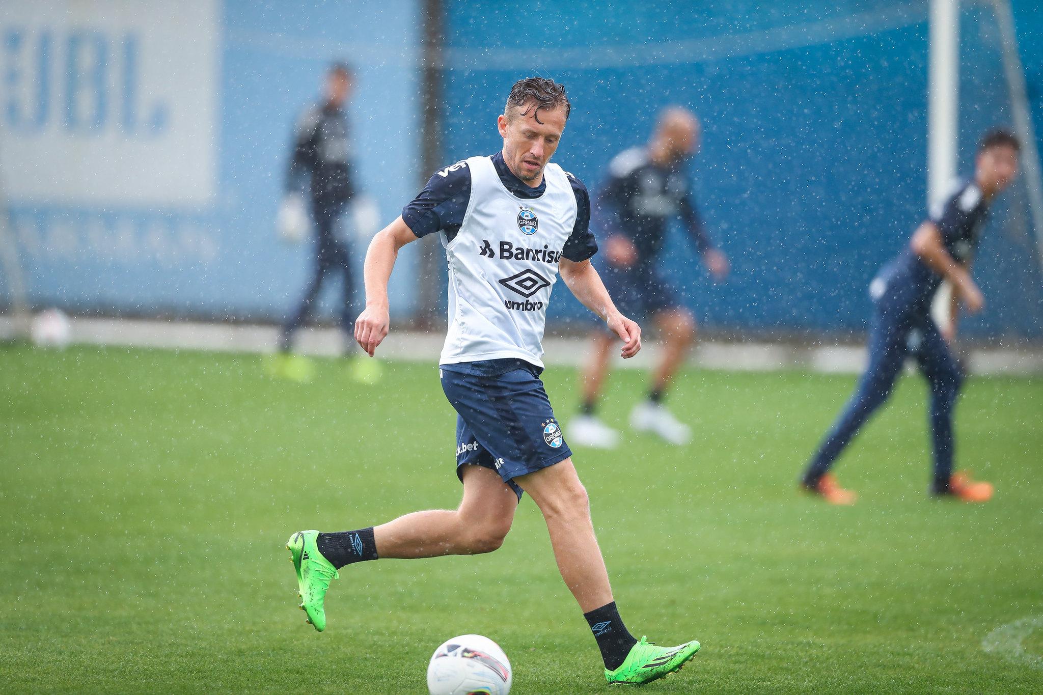 Lucas Leiva no treino desta quinta-feira no CT Presidente Luiz Carvalho