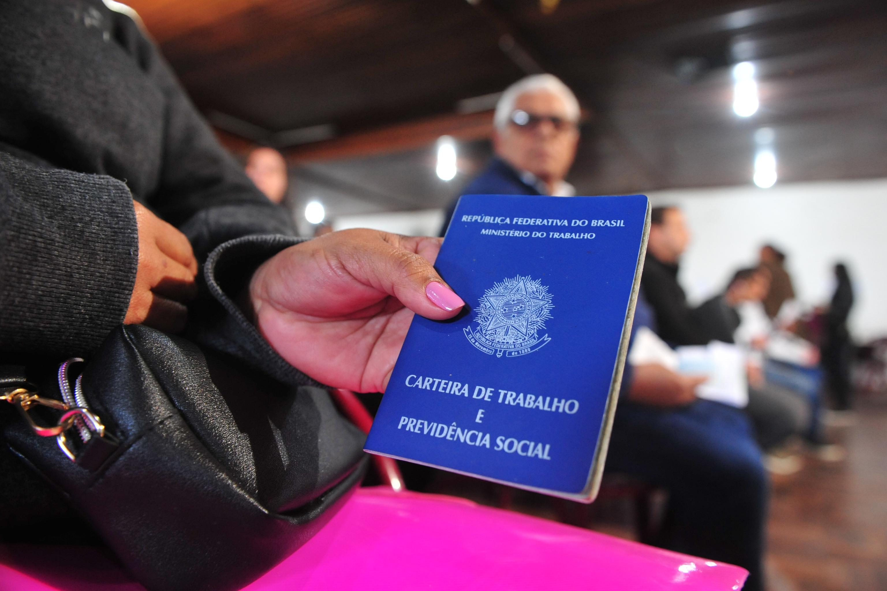 Brasil cria 157.198 vagas com carteira assinada em junho